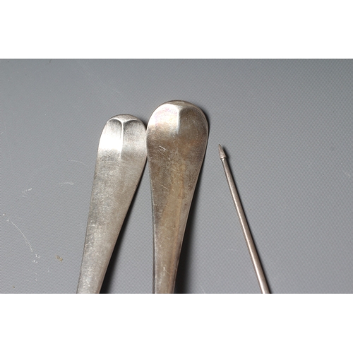 141 - A GEORGE III SILVER SHELL BACK MOTE SPOON by James Wilkes, maker's mark stamped twice only, with arr... 