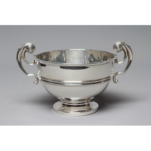 181 - AN EDWARD VII SILVER SMALL TROPHY ROSE BOWL by Walker & Hall, Sheffield 1908, with two bifurcated lo... 