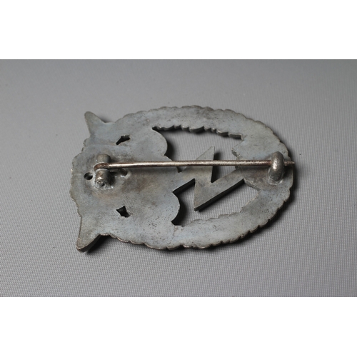 399 - A GERMAN LUFTWAFFE GROUND ASSAULT BADGE with vertical pin, unmarked