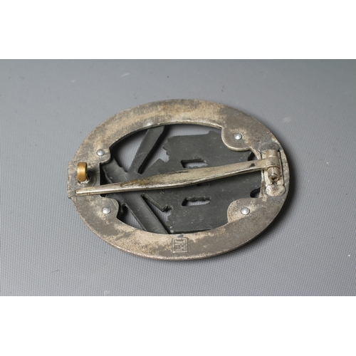 404 - A GERMAN THIRD REICH ASSAULT BADGE FOR 25 ENGAGEMENTS with JFS maker's marks, and vertical pin with ... 