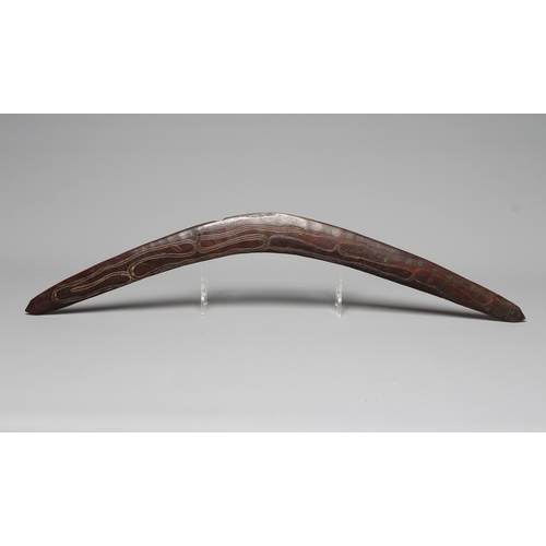 418 - AN ANTIQUE ABORIGNAL BOOMERANG of classic crescent shape, with pointed tips and carved decoration to... 