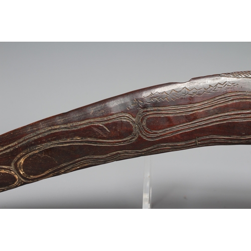 418 - AN ANTIQUE ABORIGNAL BOOMERANG of classic crescent shape, with pointed tips and carved decoration to... 
