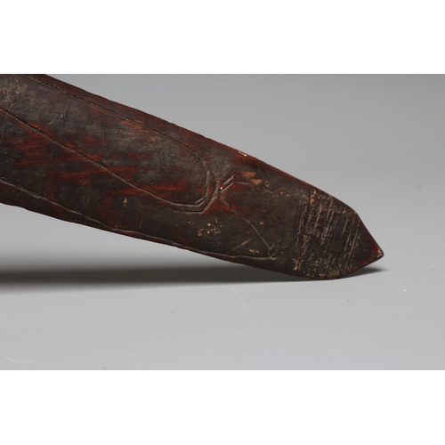 418 - AN ANTIQUE ABORIGNAL BOOMERANG of classic crescent shape, with pointed tips and carved decoration to... 