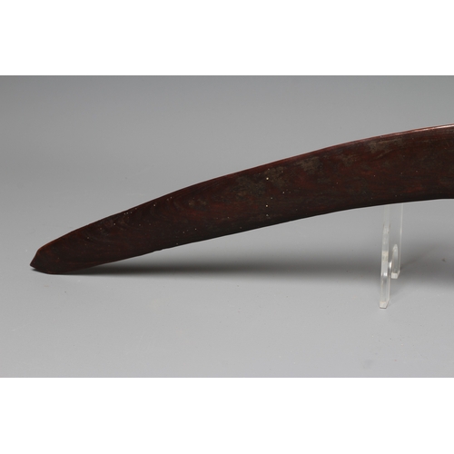 418 - AN ANTIQUE ABORIGNAL BOOMERANG of classic crescent shape, with pointed tips and carved decoration to... 