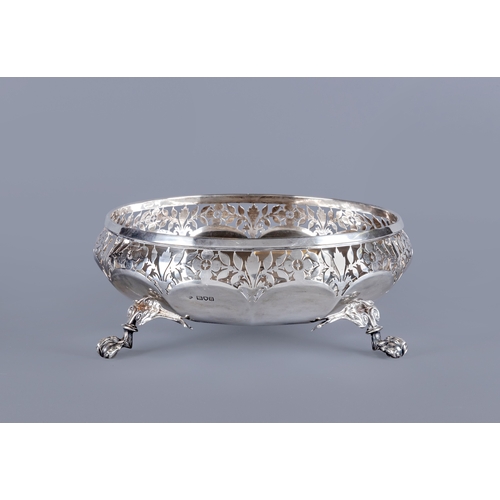 91 - A LARGE GEORGE V SILVER FRUIT BOWL by Goldsmiths & Silversmiths Co., London 1915, of dished circular... 