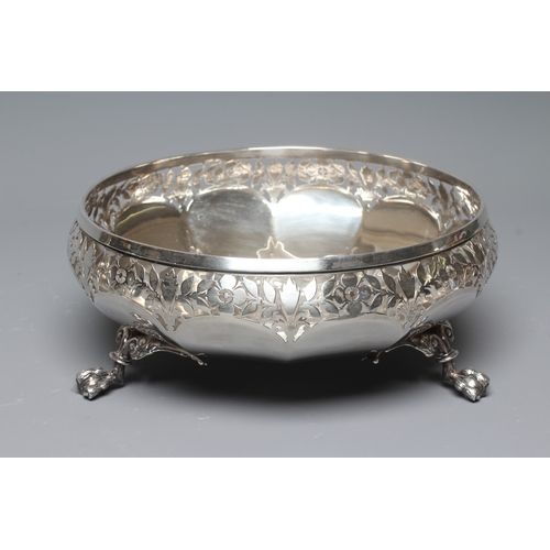 91 - A LARGE GEORGE V SILVER FRUIT BOWL by Goldsmiths & Silversmiths Co., London 1915, of dished circular... 