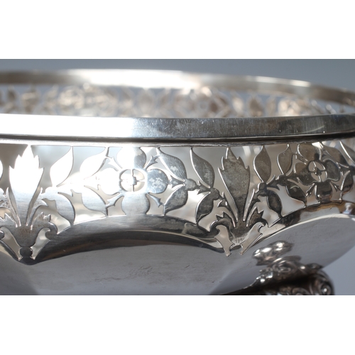 91 - A LARGE GEORGE V SILVER FRUIT BOWL by Goldsmiths & Silversmiths Co., London 1915, of dished circular... 
