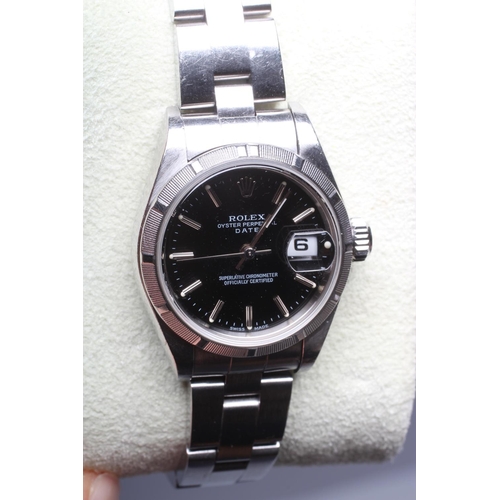 199 - A LADYS' ROLEX OYSTER PERPETUAL DATE CHRONOMETER WRISTWATCH, the black dial with applied batons, cen... 