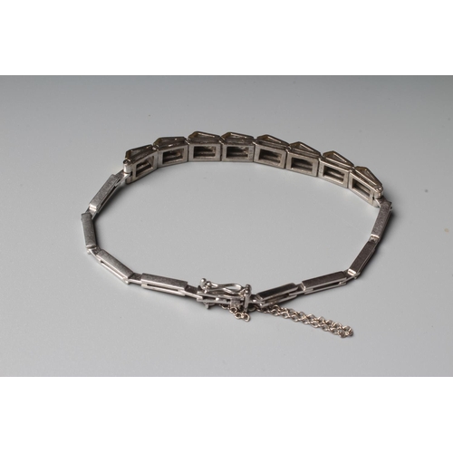 274 - AN UNUSUAL EIGHT STONE DIAMOND BRACELET, the brilliant cut stones each of approximately 0.10cts, poi... 