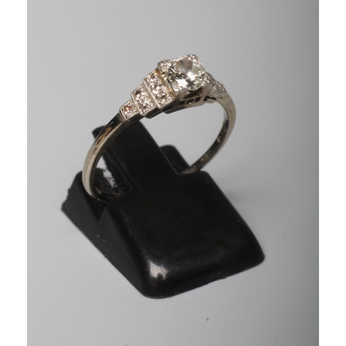 278 - AN ART DECO DIAMOND RING, the claw set brilliant cut stone of approximately 0.25cts to stepped shoul... 