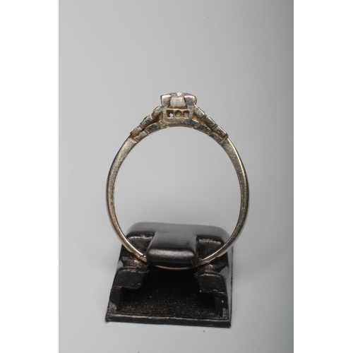 278 - AN ART DECO DIAMOND RING, the claw set brilliant cut stone of approximately 0.25cts to stepped shoul... 