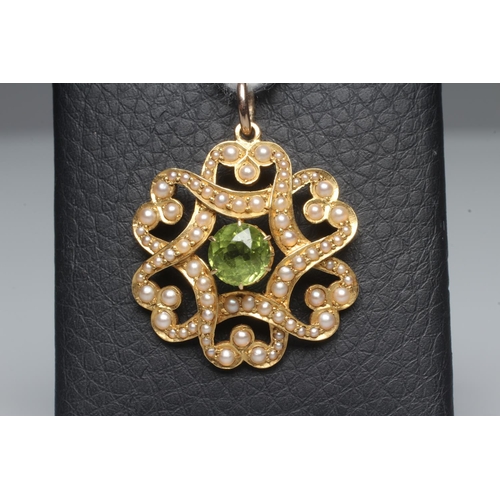 293 - AN EDWARDIAN PERIDOT AND SEED PEARL FLOWERHEAD PENDANT, the unmarked frame centred by a claw set per... 