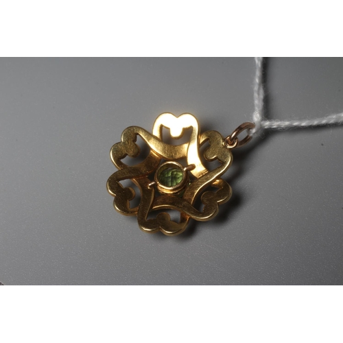 293 - AN EDWARDIAN PERIDOT AND SEED PEARL FLOWERHEAD PENDANT, the unmarked frame centred by a claw set per... 