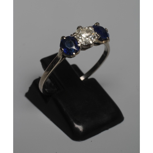 323 - A THREE STONE DIAMOND AND SAPPHIRE RING, the central brilliant cut diamond of approximately 0.45cts,... 