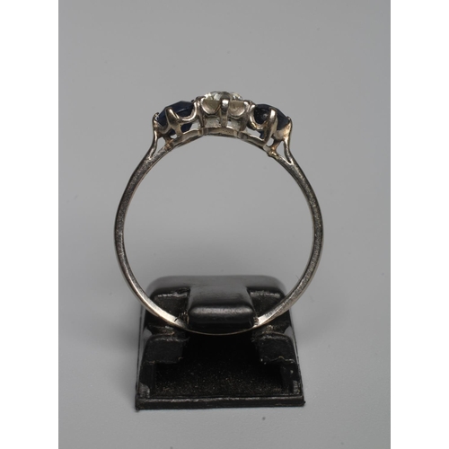 323 - A THREE STONE DIAMOND AND SAPPHIRE RING, the central brilliant cut diamond of approximately 0.45cts,... 