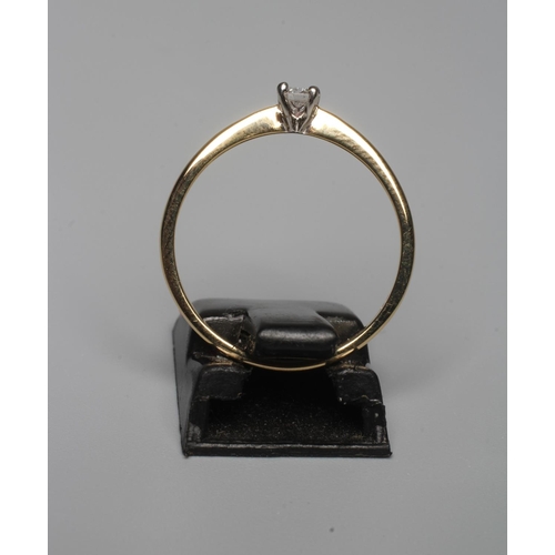 325 - A SOLITAIRE DIAMOND RING, the round brilliant cut stone of 0.15cts, claw set to a 18ct gold shank, s... 