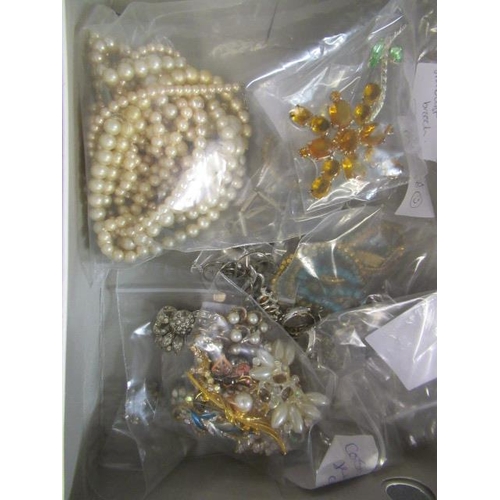 277 - QUANTITY OF COSTUME JEWELLERY