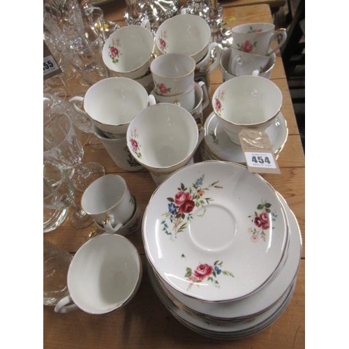 454 - QUANTITY OF CHINA INCLUDING ROYAL COMMEMORATIVE