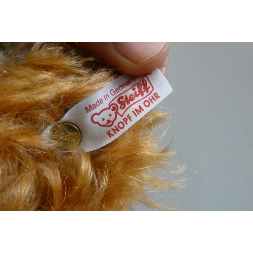 125 - Two Steiff collector's growling teddy bears, comprising a 15 1/2