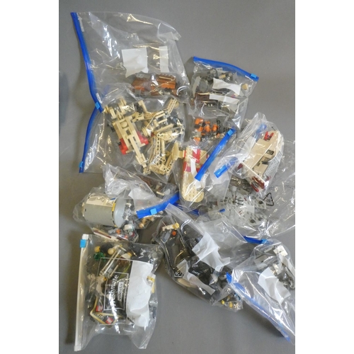 317 - A large quantity of Lego Star Wars figures and models. All recent issue items in plastic bags with f... 