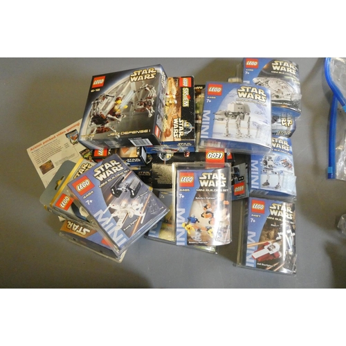 317 - A large quantity of Lego Star Wars figures and models. All recent issue items in plastic bags with f... 