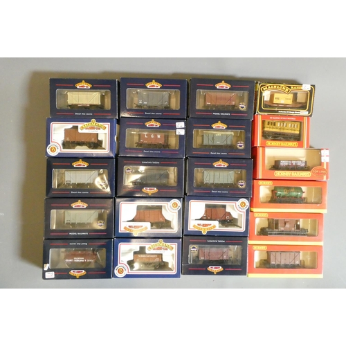 539 - Twenty five boxed goods wagons by Bachmann and Hornby, good to excellent
