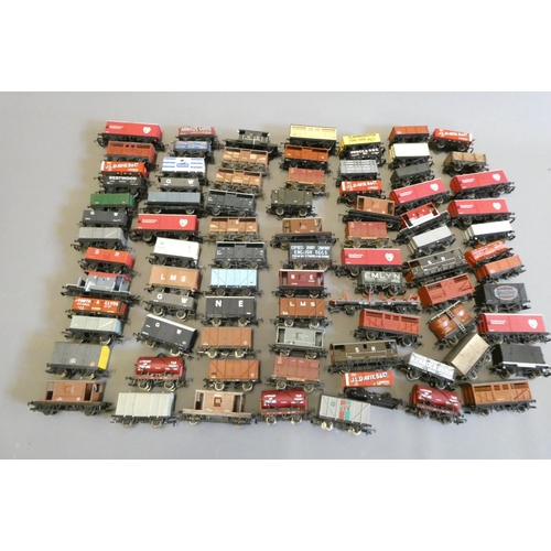 540 - Unboxed goods rolling stock by Bachmann, Hornby and others, most items in good used condition