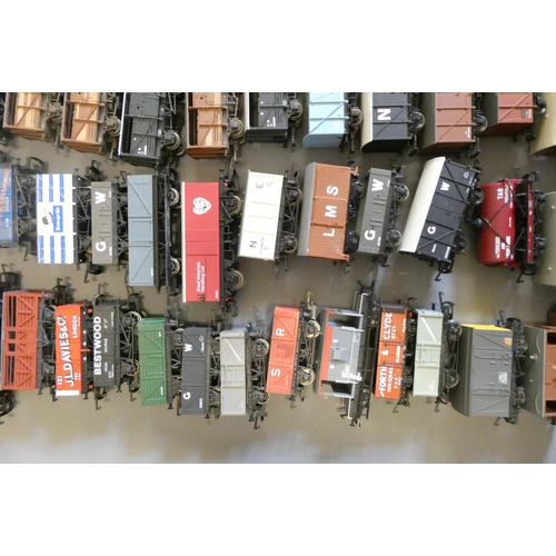 540 - Unboxed goods rolling stock by Bachmann, Hornby and others, most items in good used condition