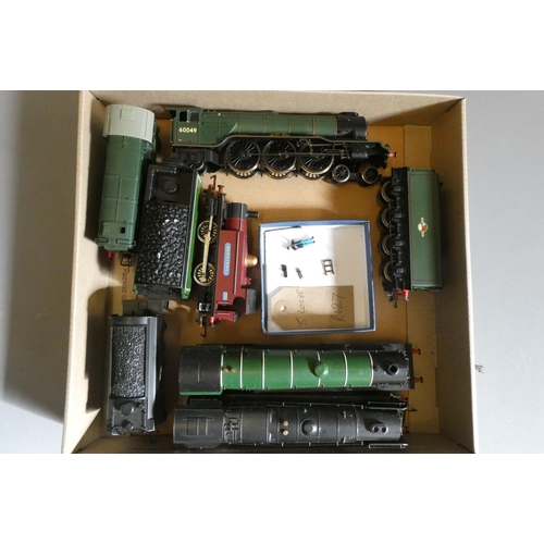 548 - Five unboxed Hornby locomotives including Flying Scotsman and BR 9F, few loose items that have becom... 
