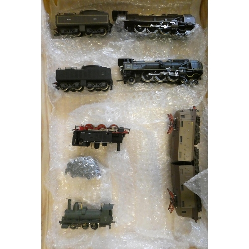552 - Five Rivarossi HO scale models comprising brown NORD locomotive (some body parts missing including b... 
