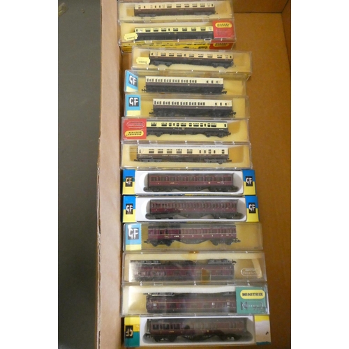 623 - Twenty six N-gauge BR passenger rolling stock by Graham Farish and others, most items boxed, good to... 