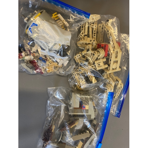317 - A large quantity of Lego Star Wars figures and models. All recent issue items in plastic bags with f... 