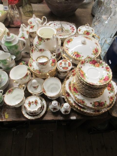 QUANTITY OF ROYAL ALBERT OLD COUNTRY ROSES CHINA