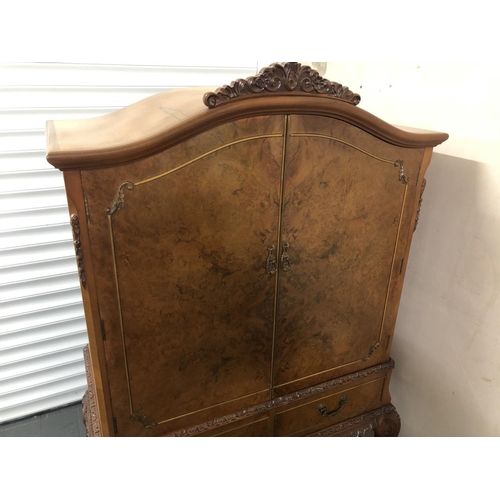 45 - stunning large walnut finish drinks cabinet in excellent condition measures 39