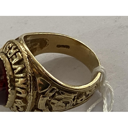 108 - 9ct gold cambridge university graduation ring size W weighs 16.2g