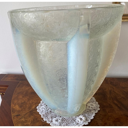 173 - 1930s french art deco heavy opalescent glass corolle vase