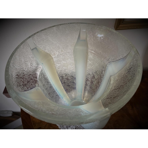 173 - 1930s french art deco heavy opalescent glass corolle vase