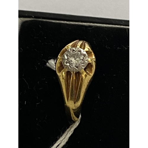 23 - 18ct gold solitare dimond gypsy ring illusion set and a very nice diamond size r and a half and weig... 