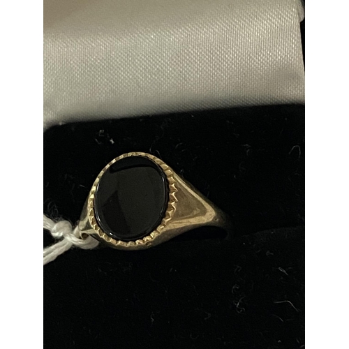 4 - 9ct gold onyx ring size T and a half weighs 2.7g