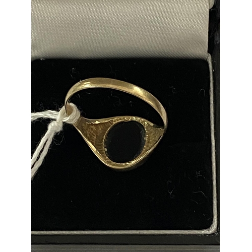 4 - 9ct gold onyx ring size T and a half weighs 2.7g