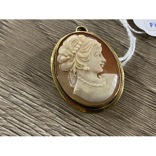 76 - 18ct gold cameo brooch which is just over 3cm tall and in good condition. Finely carved