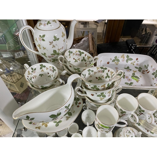 104 - STUNNING LARGE COLLECTION OF WEDGEWOOD WILD STRAWBERRY CONSISTING OF LARGE COFFEE POT, 10 SOUP COUPS... 