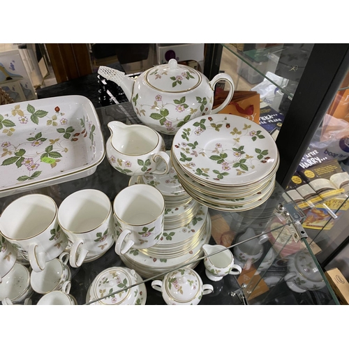 104 - STUNNING LARGE COLLECTION OF WEDGEWOOD WILD STRAWBERRY CONSISTING OF LARGE COFFEE POT, 10 SOUP COUPS... 