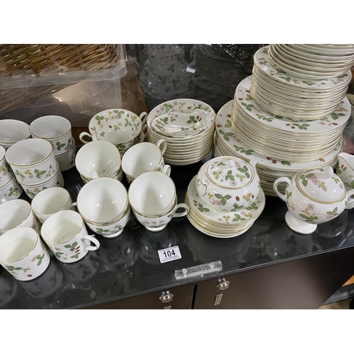 104 - STUNNING LARGE COLLECTION OF WEDGEWOOD WILD STRAWBERRY CONSISTING OF LARGE COFFEE POT, 10 SOUP COUPS... 