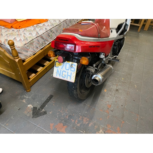 764 - classic 1995 Kawasaki 400cc motorcycle. been stored for a while so will need attention. has document... 