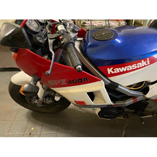 764 - classic 1995 Kawasaki 400cc motorcycle. been stored for a while so will need attention. has document... 