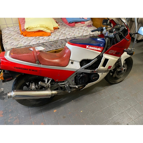 764 - classic 1995 Kawasaki 400cc motorcycle. been stored for a while so will need attention. has document... 