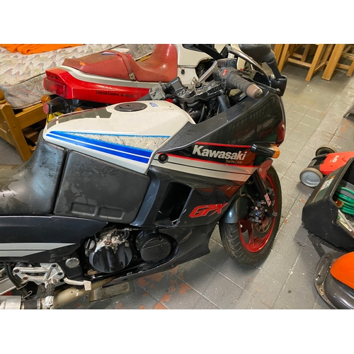 765 - classic Kawasaki gpx 400r which has been stored away for many years. this has been started but will ... 