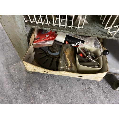 262 - MIFORD LARGE METAL WORKING LATHE IN RUNNING ORDER WITH LOTS OF ACCESSORIES