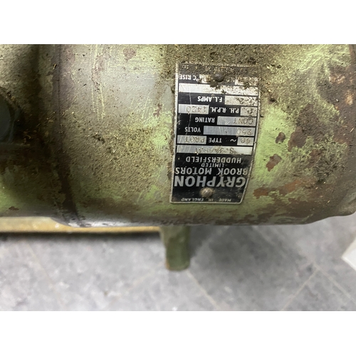 262 - MIFORD LARGE METAL WORKING LATHE IN RUNNING ORDER WITH LOTS OF ACCESSORIES